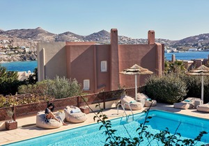 3 Bedroom Villa with Sea View and pool access