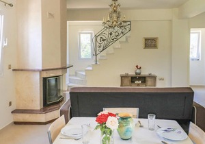 4 bedroom accommodation in Diakopto