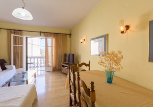 Bakers House Upper: Walk to Beach, A/C, WiFi, Car Not Required
