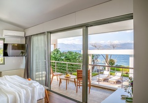 LEFKON Villa with pool by the Sea - N.Peloponnese