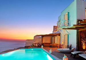 My Rental Homes - Queen Villa with pool area furnished with sunbeds and sea view