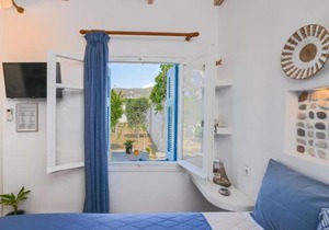 PERIVOLI 4-CHORA(5min away from the center by car)