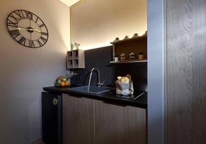 Seafront Apt Studio with Seaview, infinity pool, beachfront