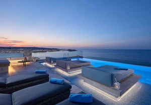 Seafront Apt Studio with Seaview, infinity pool, beachfront