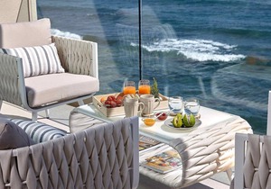 Seafront Apt Studio with Seaview, infinity pool, beachfront