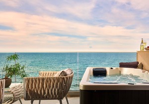 Seafront Apt Studio with Seaview, infinity pool, beachfront