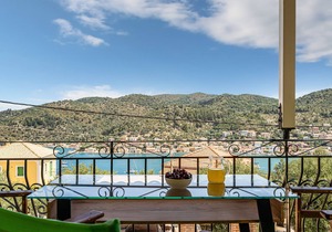 Studio 'Veronis 1' with Sea View, Shared Pool & Wi-Fi
