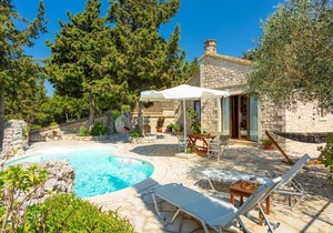 Villa Gallini: Large Private Pool, Walk to Beach, Sea Views, A/C, WiFi