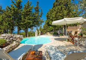 Villa Gallini: Large Private Pool, Walk to Beach, Sea Views, A/C, WiFi
