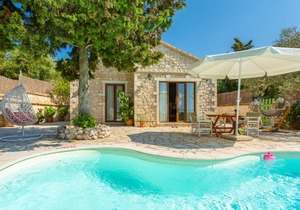 Villa Gallini: Large Private Pool, Walk to Beach, Sea Views, A/C, WiFi