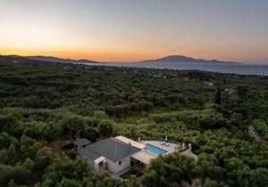 Villa Venia - Cozy Escape with Scenic Sew View, by ZanteWize