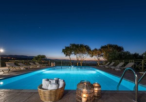 Villa with sea view, pool and Breakfast included
