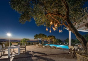 Villa with sea view, pool and Breakfast included