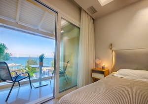 Vistonia Studio 9 - right on the beach with sea views