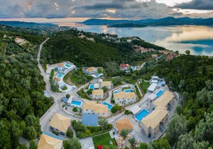 You'll love this place exiting directly to the pool. The sea view is WOW