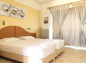 Bay Holiday Hotel | Karavomilos