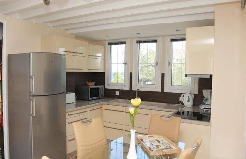 Plomari Apartment | 100 m² Serviced apartment ∙ 3 bedrooms ∙ 9 guests