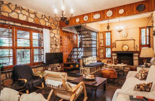 Monastiraki House | 120 m² House ∙ 3 bedrooms ∙ 8 guests
