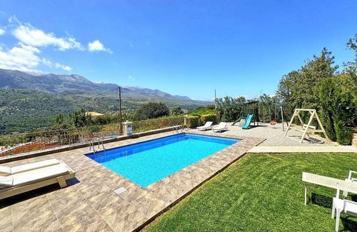Embrosneros Villa | 160 m² Villa ∙ 4 bedrooms ∙ 8 guests
