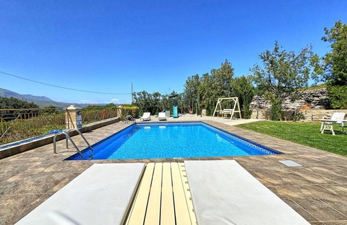 Embrosneros Villa | 160 m² Villa ∙ 4 bedrooms ∙ 8 guests