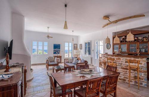Finikas House | 200 m² House ∙ 5 bedrooms ∙ 14 guests