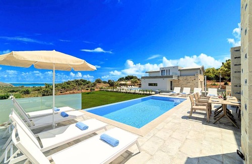 Mathes House | 220 m² House ∙ 5 bedrooms ∙ 15 guests