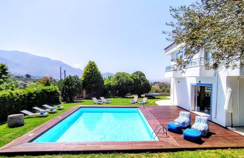 Episkopi Villa | 245 m² Villa ∙ 5 bedrooms ∙ 11 guests