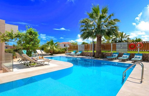 Kavros House | 300 m² House ∙ 11 bedrooms ∙ 30 guests