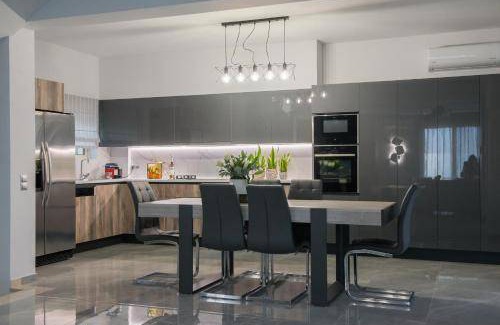 Alimos Villa | 300 m² Villa ∙ 4 bedrooms ∙ 8 guests