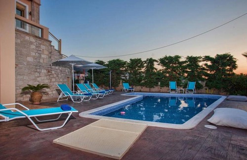 Roussospiti Villa | 300 m² Villa ∙ 5 bedrooms ∙ 13 guests