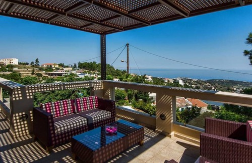 Roussospiti Villa | 300 m² Villa ∙ 5 bedrooms ∙ 13 guests