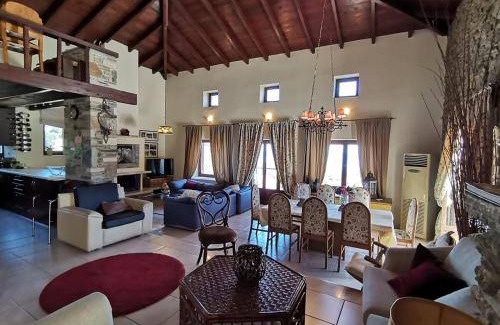 Salamis Villa | 416 m² Villa ∙ 6 bedrooms ∙ 17 guests