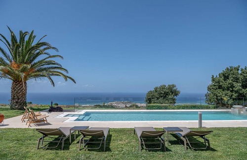Tria Monastiria Villa | 600 m² Villa ∙ 9 bedrooms ∙ 22 guests