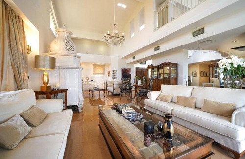 Dhafnes Villa | 650 m² Villa ∙ 7 bedrooms ∙ 12 guests