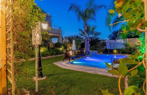 Petaloudes Apartment | 670 m² Apartment ∙ 5 bedrooms ∙ 10 guests