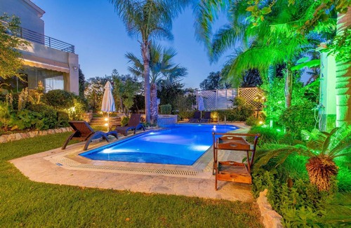Petaloudes Apartment | 670 m² Apartment ∙ 5 bedrooms ∙ 10 guests