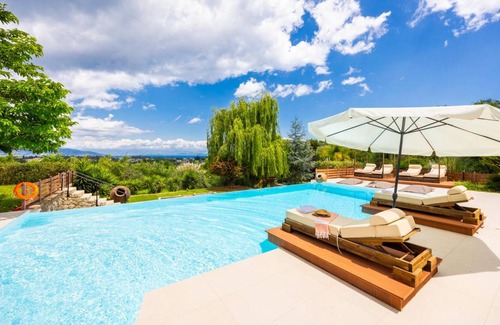 Potamos Villa | 780 m² Villa ∙ 6 bedrooms ∙ 16 guests