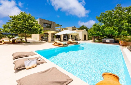 Potamos Villa | 780 m² Villa ∙ 6 bedrooms ∙ 16 guests