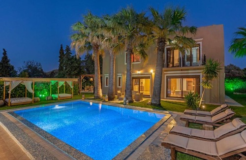 Ialyssos Villa | 900 m² Villa ∙ 9 bedrooms ∙ 20 guests