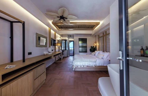 Kamari Bed & Breakfast | Aja Retreat Luxury Suites