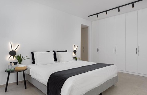 Saronida Villa | Athenian Black Villa