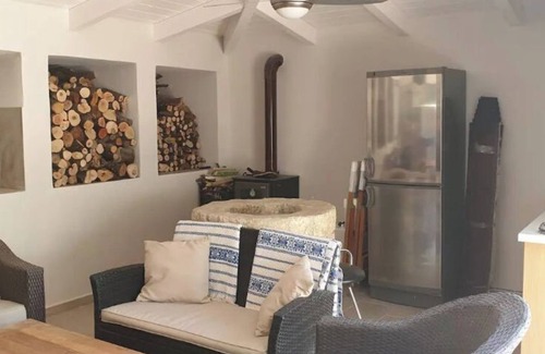 Kioni Apartment | Byron House - Apartment 3
