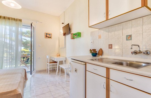 Amoudi House | Cozy apartments For 2 Persons At Family Hotel