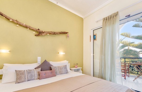 Amoudi House | Cozy apartments For 2 Persons At Family Hotel