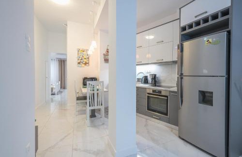 Kallithea Apartment | Earthy Green House
