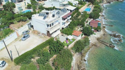 Linoperamata House | Endless Blue Sea Frontal house