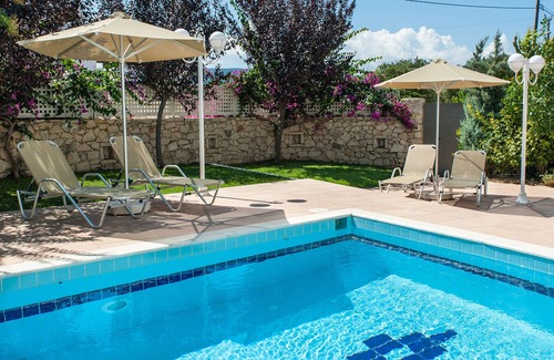 Skouloufia Villa | Family holiday villa in the countryside with sea view