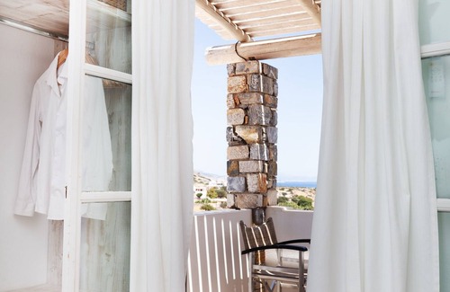 Schinoussa Town House | Harama Hotel-Twin room with balcony and sea view