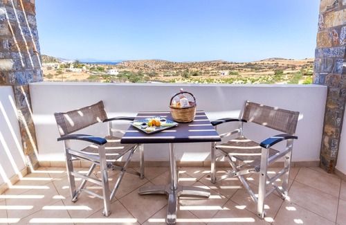 Schinoussa Town House | Harama Hotel-Twin room with balcony and sea view