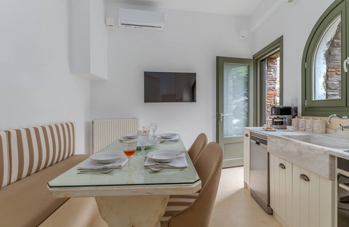 Megas Yialos-Nites Apartment | Holiday Apartment 'Mrs Kalis Cottage' with Mountain View, Garden & Wi-Fi